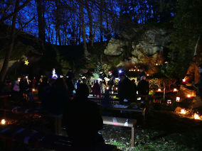 Waldadvent in der Fatima-Grotte (Foto: Karl-Franz Thiede)